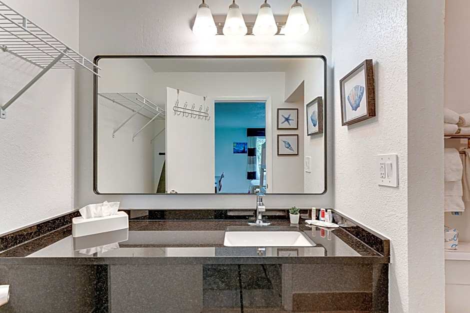 Sarasota Cay Club #612 - Heated Pool, Bunk Beds, Huge TV, Tiki Bar, More!