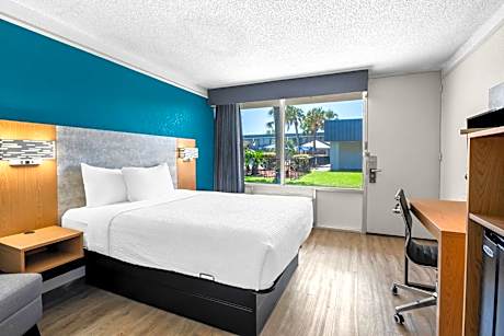 Queen Room with Pool View - Disability Access/Non Smoking