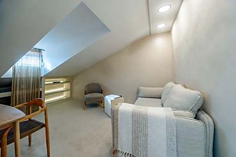 Deluxe Suite with Spa Bath, Balcony and Sea View