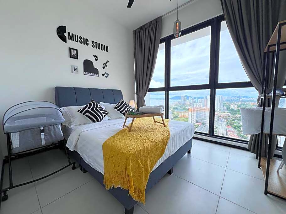 Georgetown Urban Family & Baby-Friendly Home with Skypool Seaview