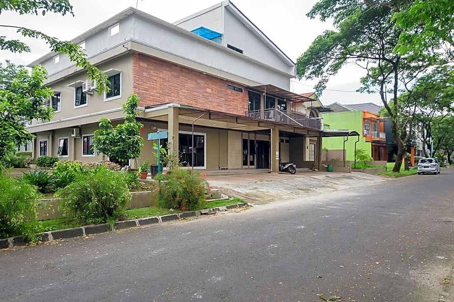 RedDoorz Plus near Lippo Cikarang Mall 2