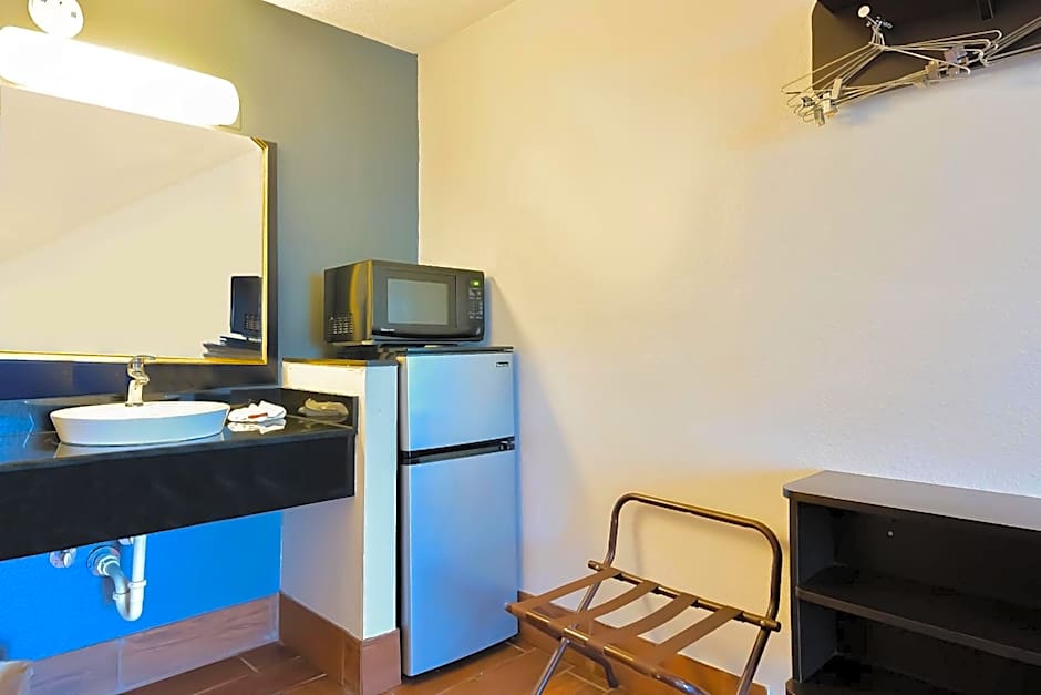 OYO Hotel Valdosta GA I-75