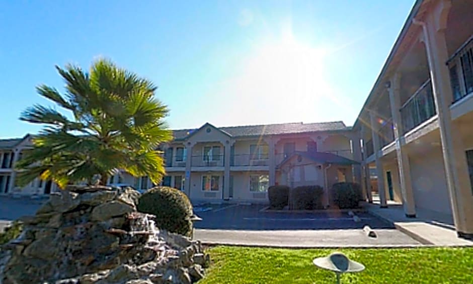 Cloverdale Wine Country Inn & Suites