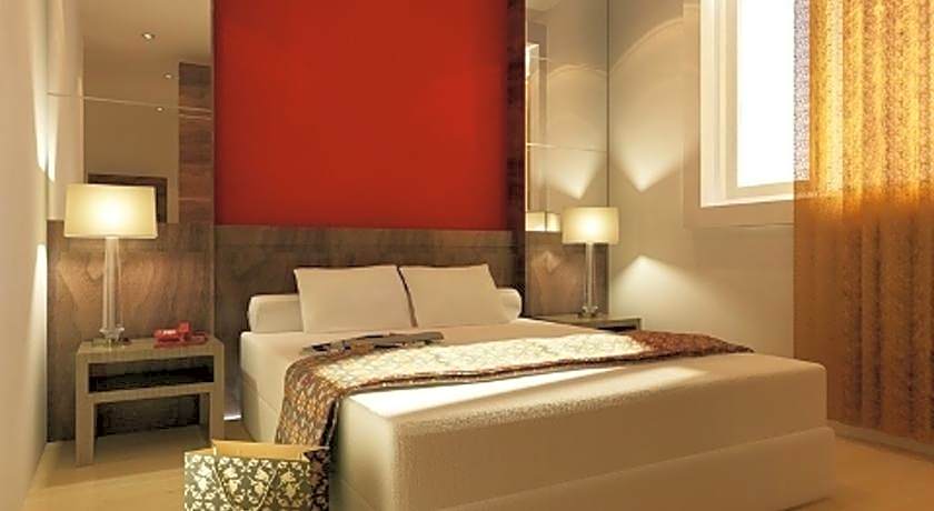 Pose In Hotel Solo