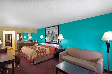 King Room with Bath Tub - Mobility/Hearing Accessible - Non-Smoking