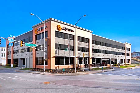 La Quinta Inn & Suites by Wyndham Indianapolis Downtown