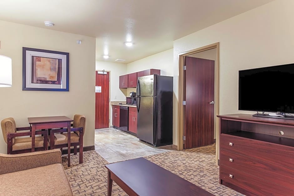 Cobblestone Hotel & Suites - Hutchinson