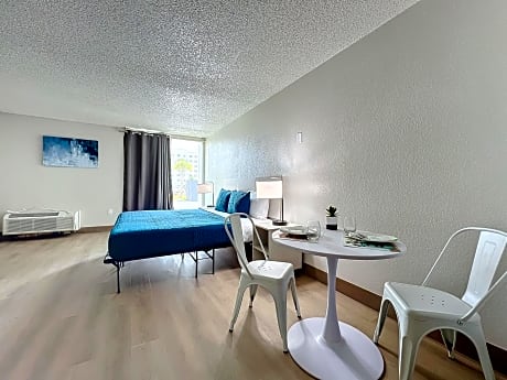 1 King Bed, Mobility/Hearing Accessible Room,Â Roll-in Shower, Non-Smoking