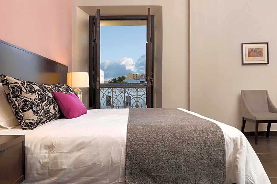 Decanter Hotel