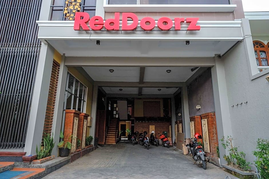 RedDoorz Plus near Amplaz Yogyakarta