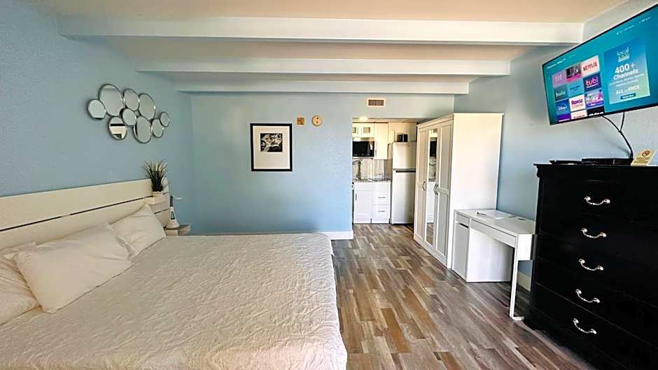 TAMPA BAY, BEACH step away, WIFI, FREE PARKING,POOLS, JACUZZI