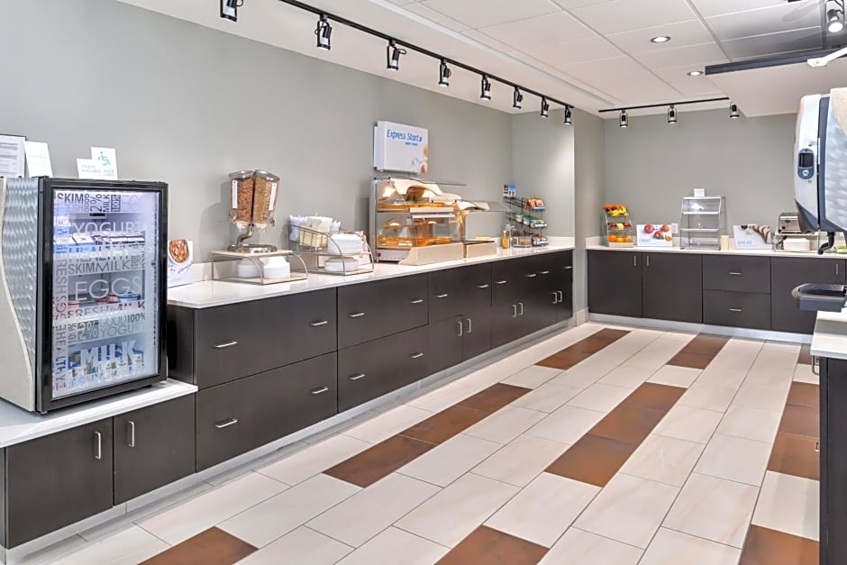 Holiday Inn Express & Suites Kansas City - Lees Summit By IHG