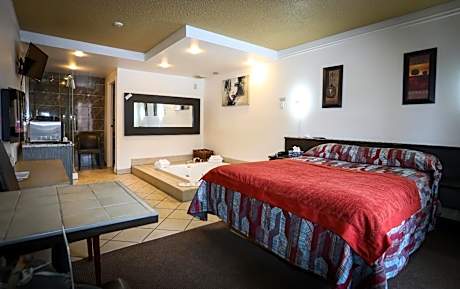 Deluxe Queen Suite