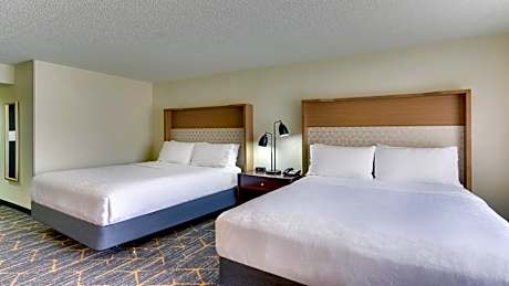 Standard Queen Room with Two Queen Beds and Tub - Communications Accessible