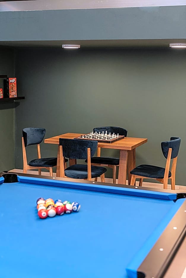 Miss Marrone City Hotel