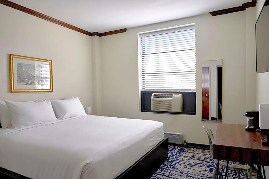 Night Hotel Broadway