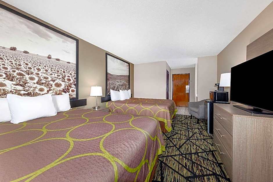 Super 8 by Wyndham Pratt