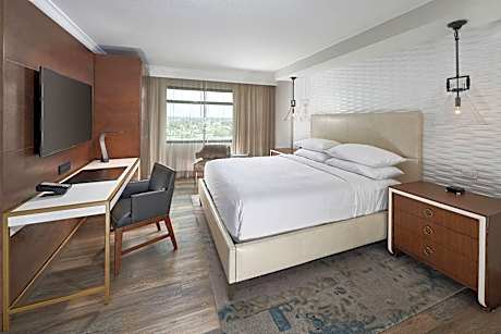 Club Level, 1 Bedroom Vice Presidential Suite, 1 King, Sofa Bed, High Floor, Balcony