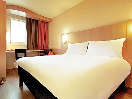 Standard Room with 1 double bed and 1 desk bed