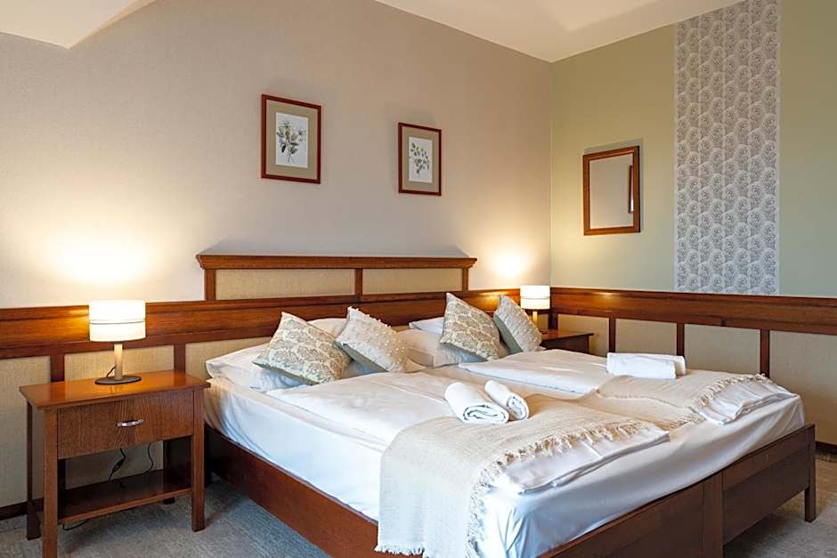 Photo 1 of 29 of Hotel Kardosfa
