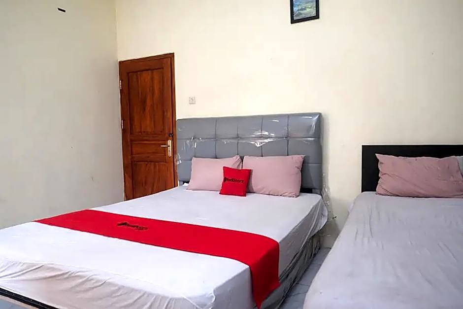RedDoorz @ Golden Inn Tugu Yogyakarta