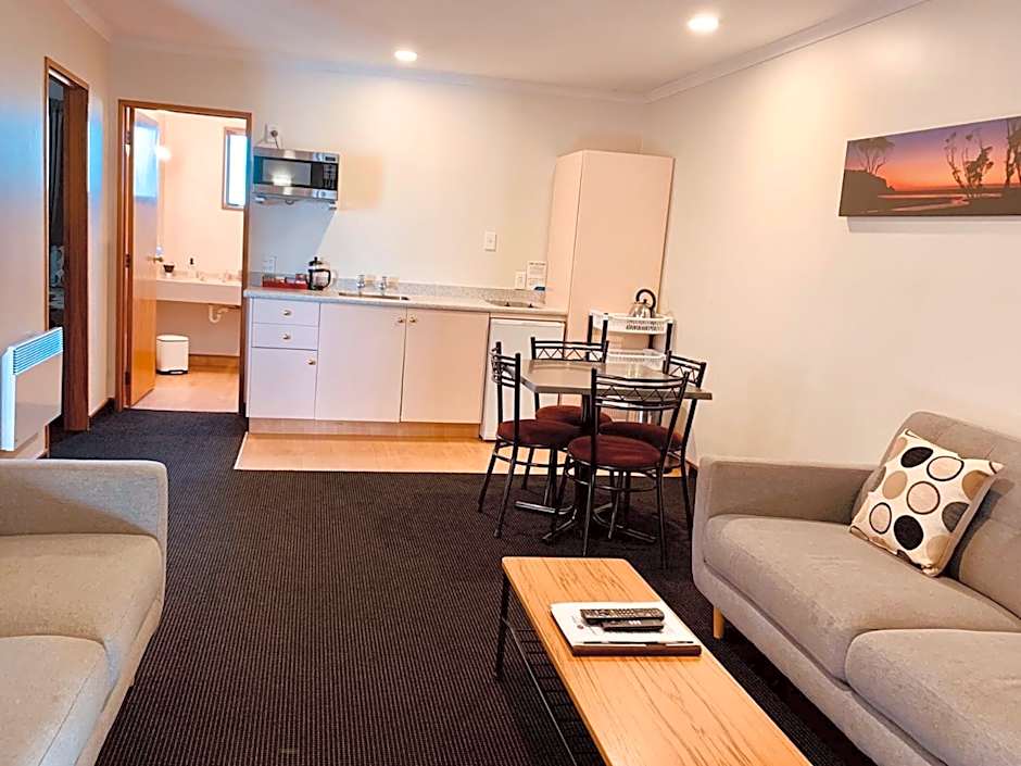 Admiral Court Motel & Apartments