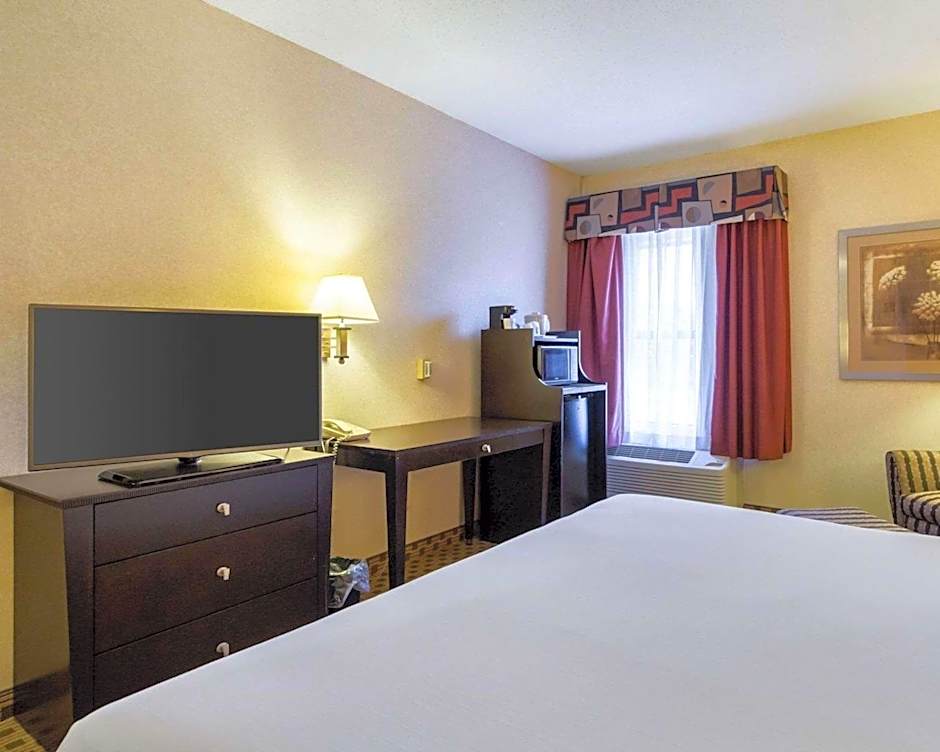 Quality Inn & Suites Oakwood Village - Cleveland South