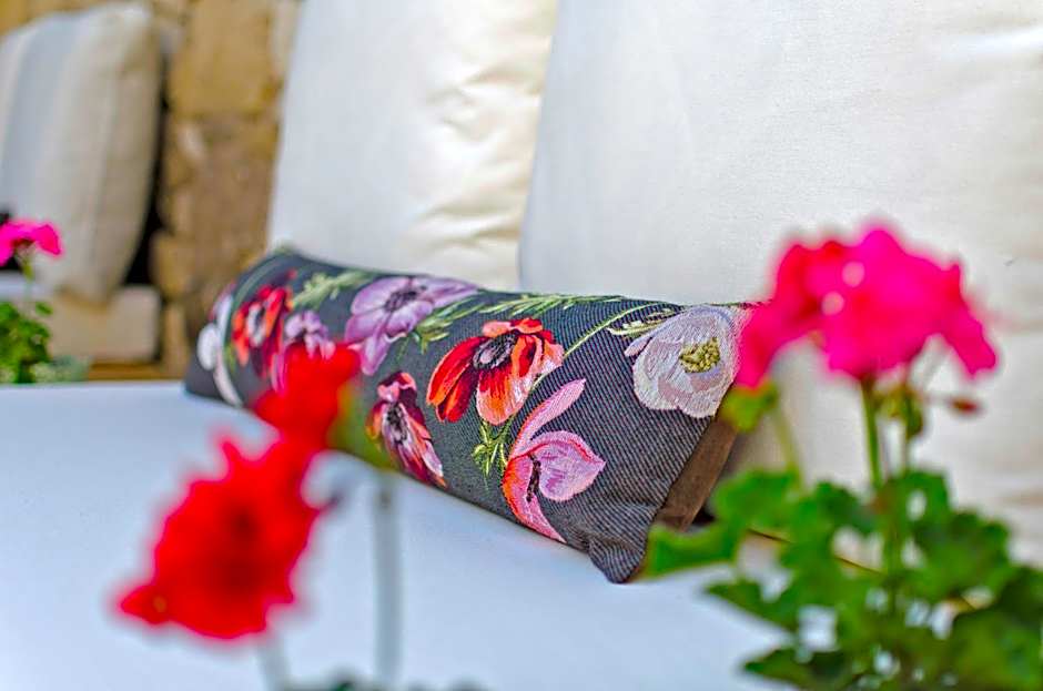 Lilyum Alaçatı - Taş Ev