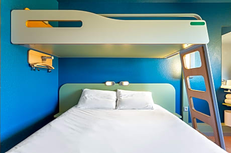 TRIPLE - Room with a large bed and a bunk bed