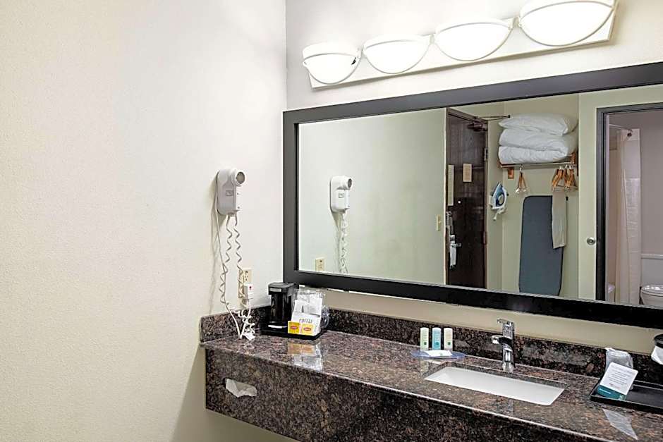 Quality Inn & Suites Milwaukee