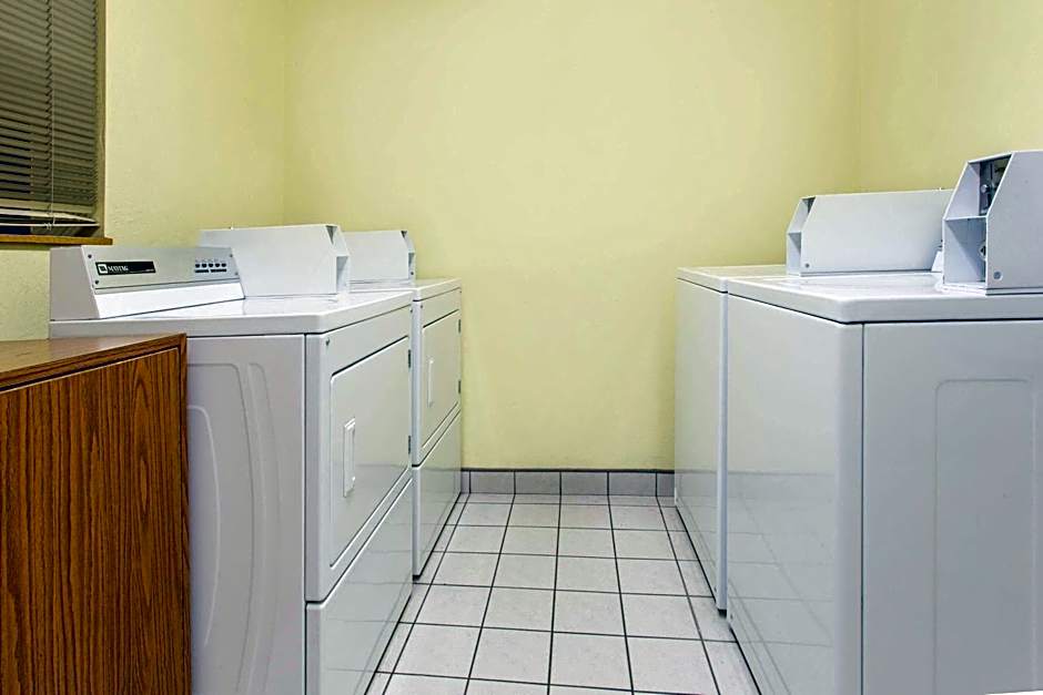 Super 8 by Wyndham Lacey Olympia Area