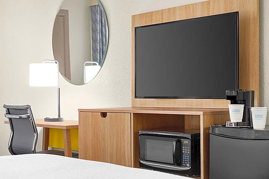 Days Inn by Wyndham Paris