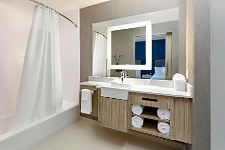 Queen Suite with Two Queen Beds, and Trundle Bed - Hearing Accessible