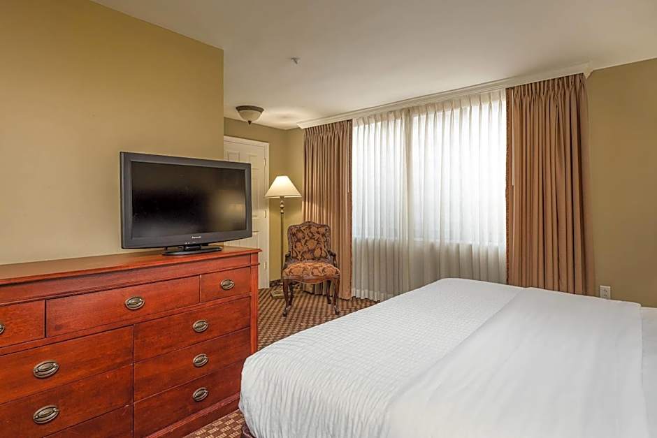 Clarion Collection Arlington Court Suites Hotel