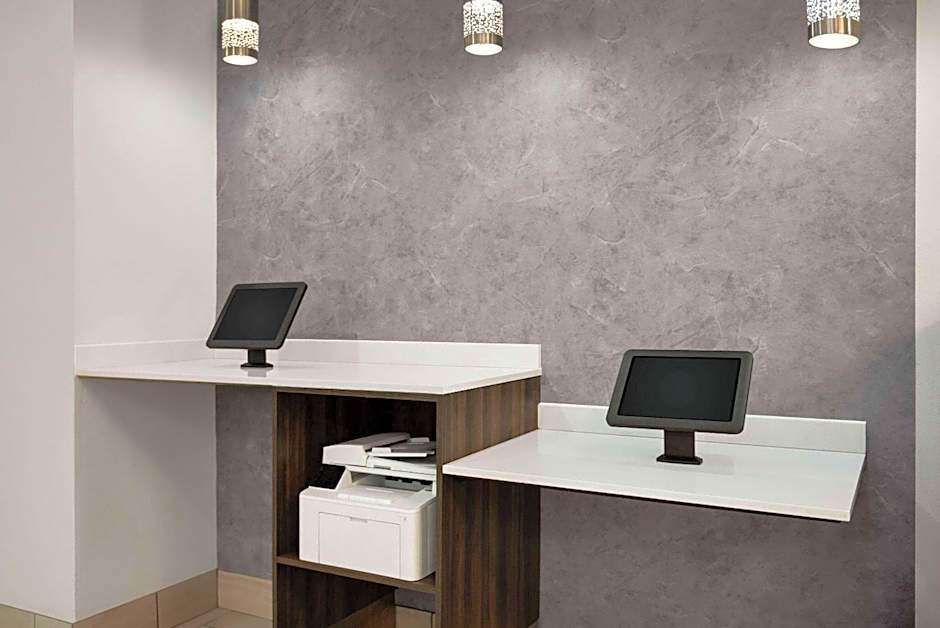 La Quinta Inn & Suites by Wyndham Gonzales