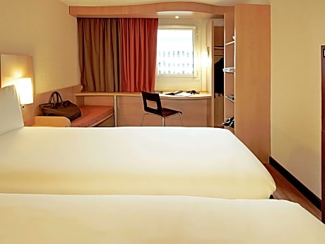 Standard Non-Smoking Room With Twin Beds