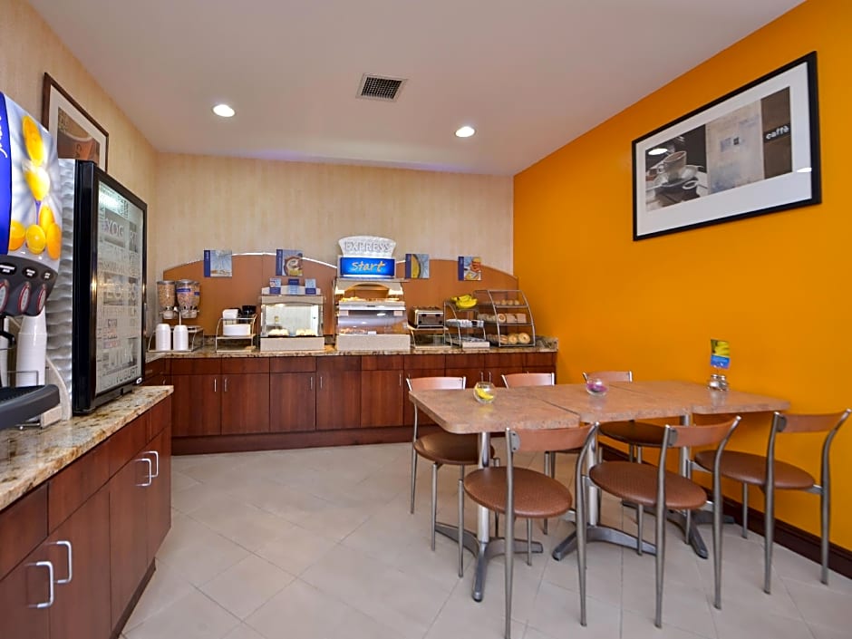 Holiday Inn Express LaGuardia Airport By IHG