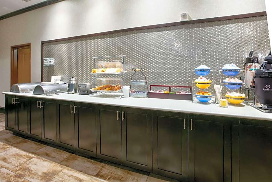 La Quinta Inn & Suites by Wyndham Dallas Grand Prairie South