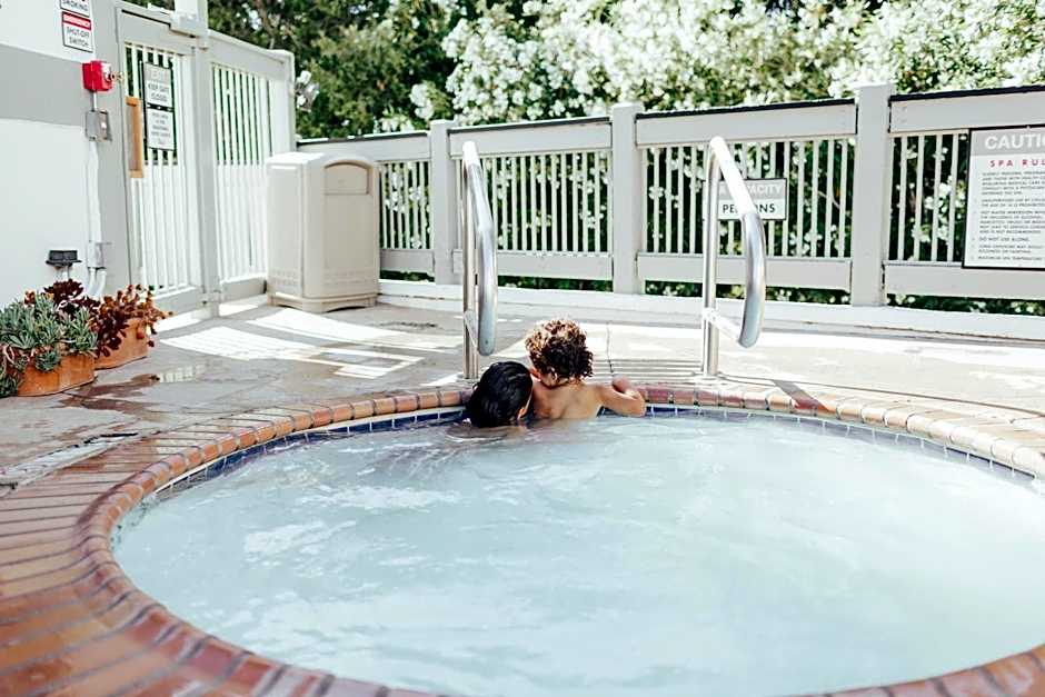 Vinland Hotel and Lounge