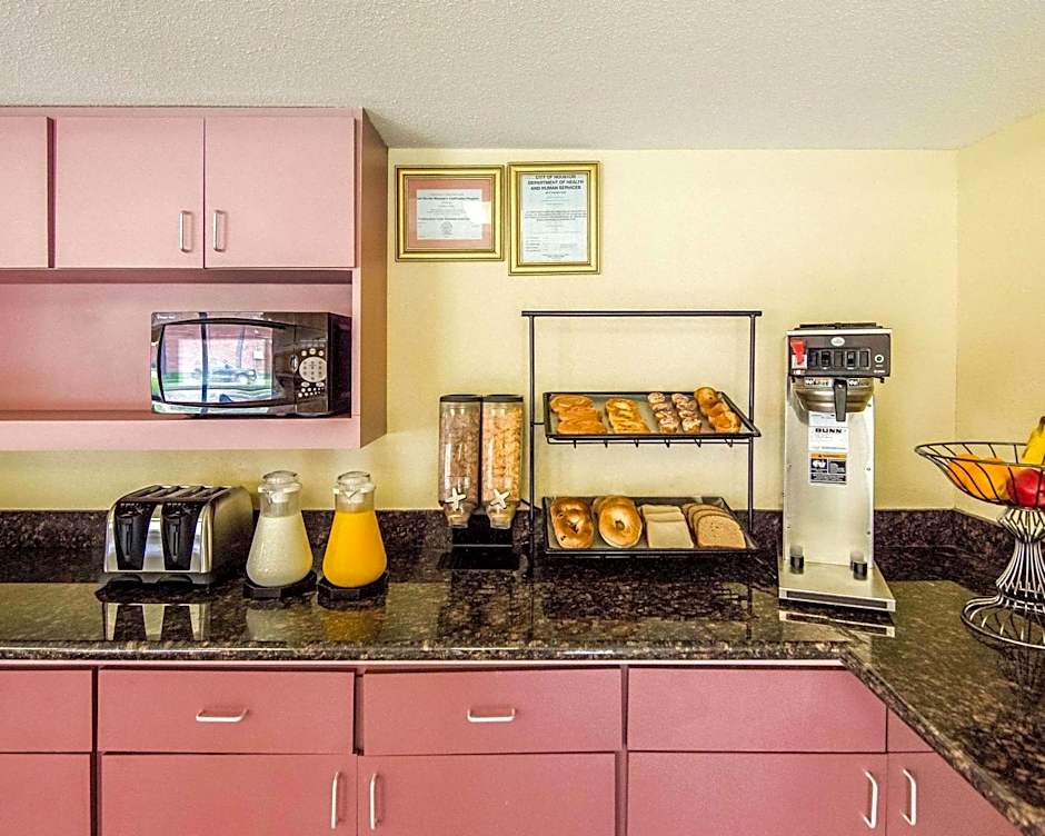 Rodeway Inn & Suites Hwy 290 Nw