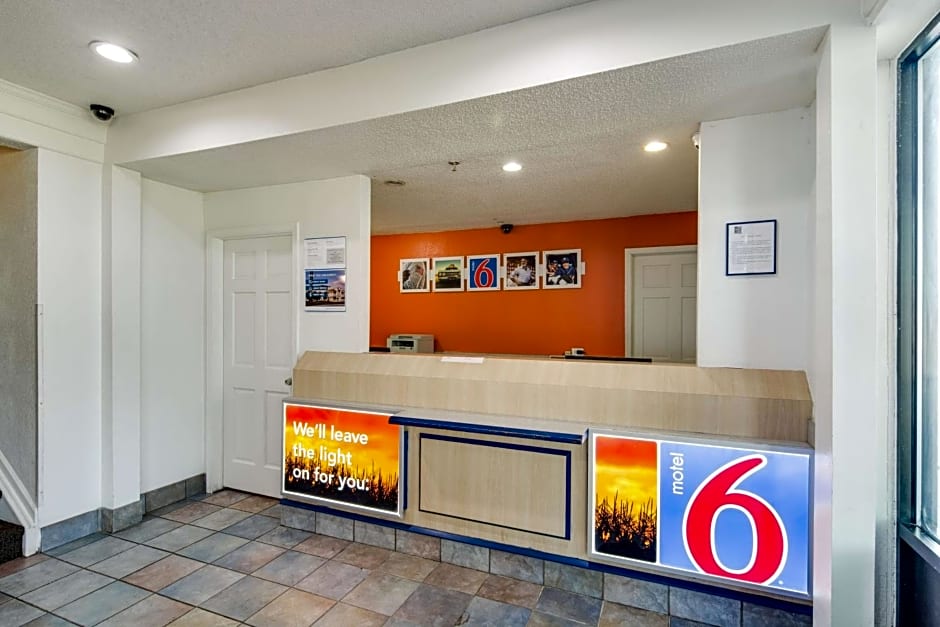 Motel 6-Waukegan, IL