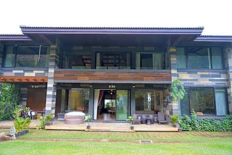 Luxury 4 Bed Hill Villa w Pool, Jacuzzi & Garden