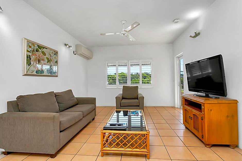 Cairns Reef Apartments & Motel