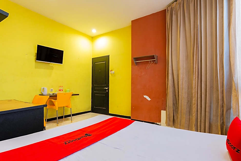 RedDoorz @ Sparkling Hotel near Stasiun Gubeng Surabaya