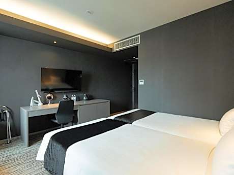 Connecting Room