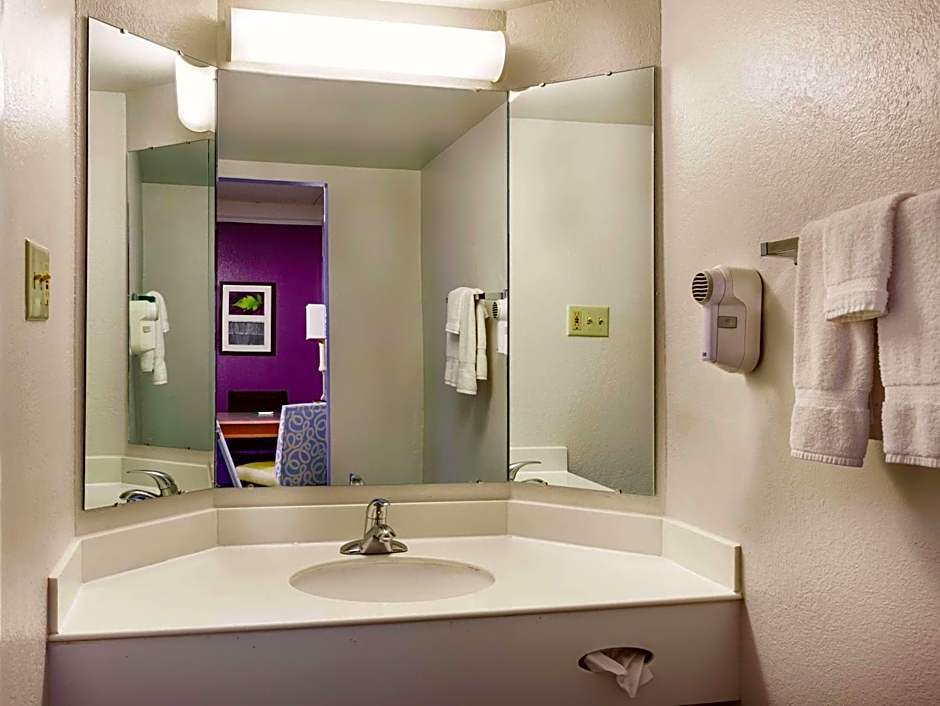 Travelodge by Wyndham Houston Cy-Fair