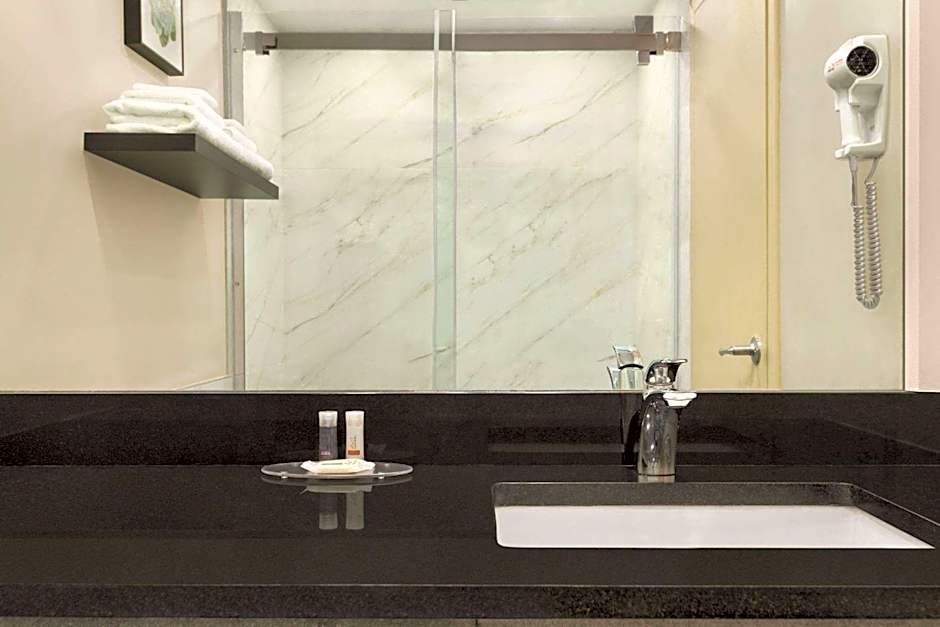 Days Inn by Wyndham Montreal East