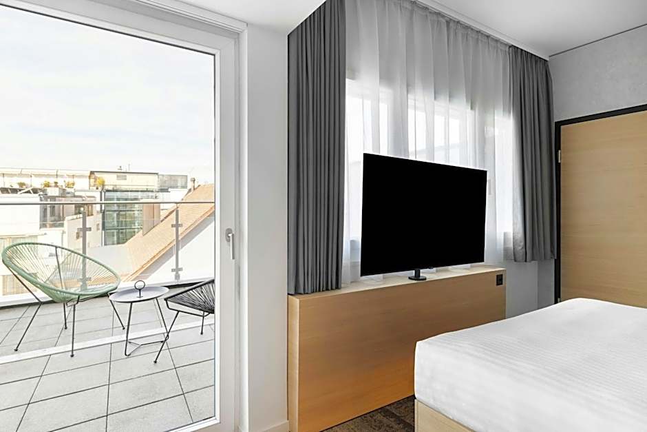 Photo 1 of 6 of 1 Queen Bed, Balcony