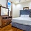 Modern 4BR Penthouse in Downtown by Hosteeva