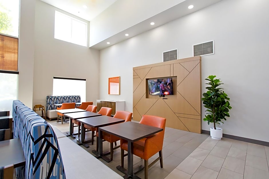 Holiday Inn Express & Suites Sacramento NE Cal Expo By IHG